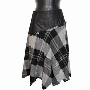 VINTAGE Y2K STYLE ASYMMETRICAL PLAID SKIRT BLACK WHITE GRUNGE PUNK GOTH SZ M